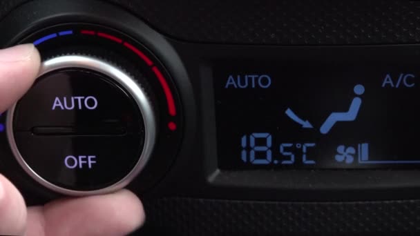 Main modifie la température du contrôle de la température dans la voiture. plus chaud plus froid. — Video