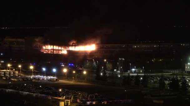 Een vuurnacht. het verbranden van grote gebouw werkplaats fabriek kantoor. brandweerauto met knipperlicht — Stockvideo