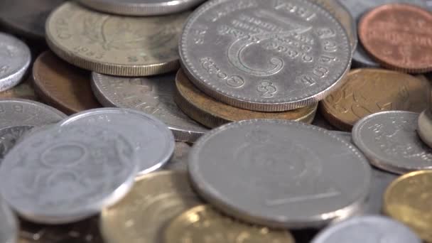 Close up panorama pohled makro hodně různých mincí svět parta numismatický — Stock video