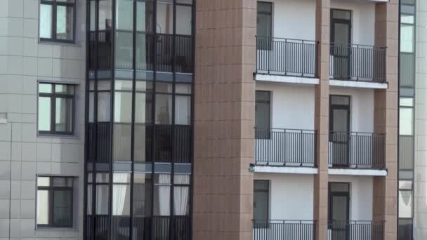 Panorama video av en bostadslägenhet byggnad med balkonger och glas — Stockvideo