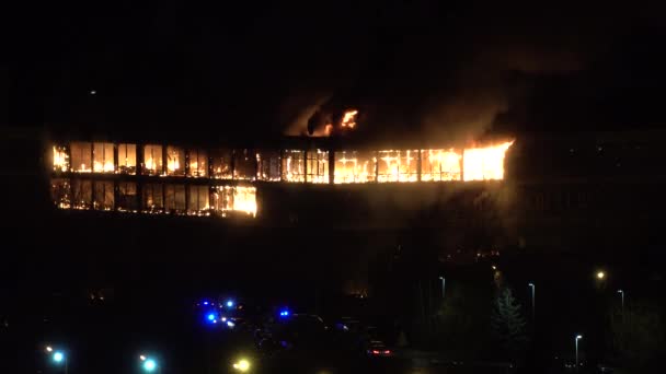 Ніч вогню. палаюча велика будівельна майстерня офісу заводу. спалахи пожежний двигун — стокове відео