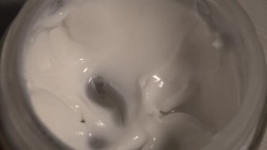 Kavanozdan parmak kremi. Manzarayı kapat. Makro çekim