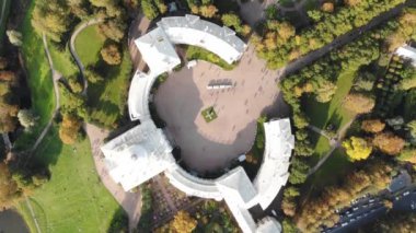 Saint-Petersburg yakınlarındaki Pavlovsk Sarayı. Sonbahar. güzel park havacılık manzarası.