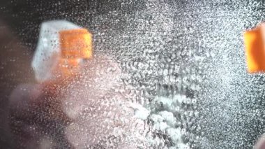 Makro görüşü kapatın ayna temizleyiciyi spreyleyin. Ev temizliği. orijinal ses
