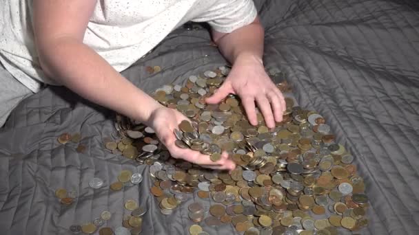 L'uomo mescola monete. . Divano letto. Numismatica. monete mazzo diversi paesi. — Video Stock