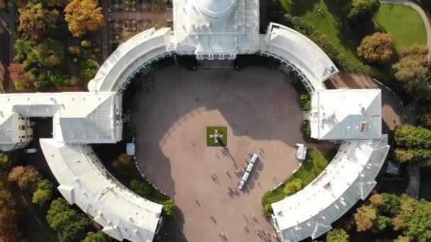 Pavlovsk Palace pessoas turistas caminham no pátio castelo palácio. Outono. — Vídeo de Stock