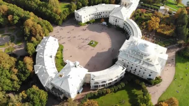 Palatset Pavlovsk nära Sankt Petersburg. Hösten. vacker park Flygfoto. — Stockvideo