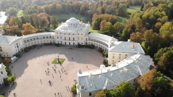Palais Pavlovsk près de Saint-Pétersbourg. Automne. magnifique parc Vue aérienne. — Video