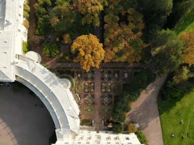 Peyzaj tasarımı kale sarayı. Bahçe parkı, düz çimenli ve çiçekli bir alan.