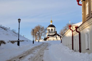 Eski tarihsel küçük kasaba kışında kar ortodoks kilisesi tek katlı evler 