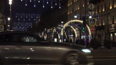 Nevsky Bulvarı 'nda trafik vardı. Noel süslemesi Mihaylovskaya Caddesi.