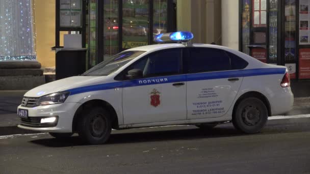 Russische politie auto met Emergency voertuig knipperlichten blauw oranje — Stockvideo