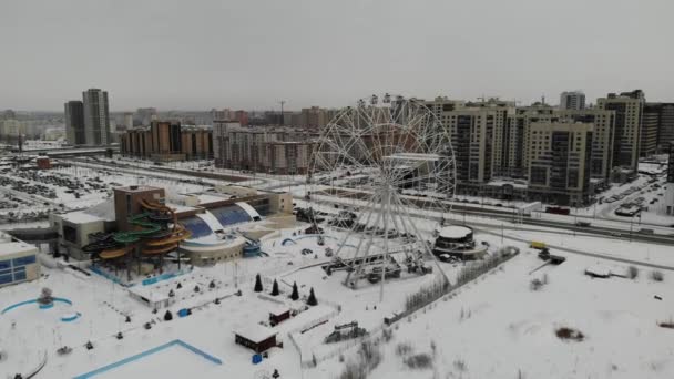 Ruota panoramica in Tatarstan Kazan vista aerea invernale. Hotel Riviera. Acquapark di neve — Video Stock