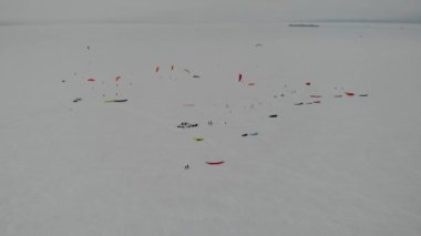 Buz Gölü Körfezi 'nde kar manzaralı uçurtma sörfü sporu