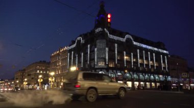 Nevsky Bulvarı 'nda trafik vardı. Noel Dekorasyonu Şarkıcısı Kitap Evi