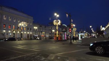 Nevsky Bulvarı 'nda trafik vardı. Noel süslemesi Mihaylovskaya Caddesi.
