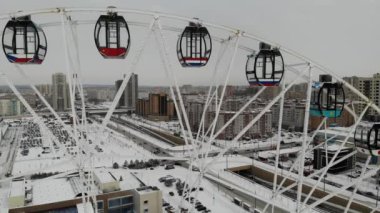 Dönen dönme dolap Tatarstan Kazan 'ın kışın üzerinde uçan hava manzarası