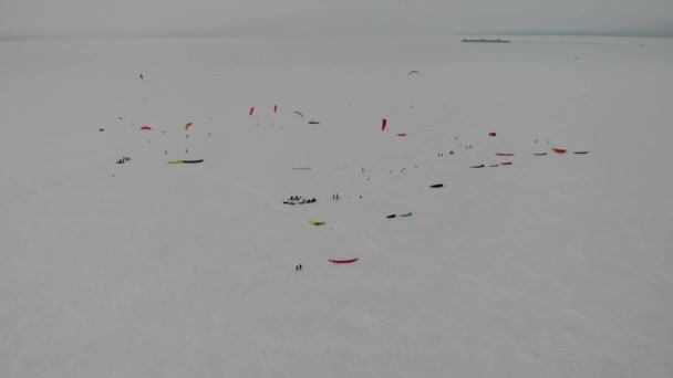 Kiteboarding Kitesurfing Sport auf dem Eissee Golf Winter mit Schnee Luftbild — Stockvideo