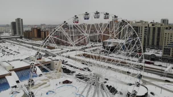 Roata rotativă Ferris Kazan vedere aeriană de iarnă. Zboară pe deasupra. Aquapark de zăpadă — Videoclip de stoc
