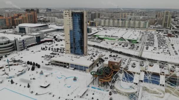 Pariserhjul i Tatarstan Kazan vinter Flygfoto. Riviera hotell. Snövattenspark — Stockvideo