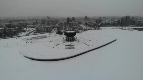 Kazan Family Center Punto di vista Tatarstan. Inverno ghiacciato fiume Aereo in avanti — Video Stock