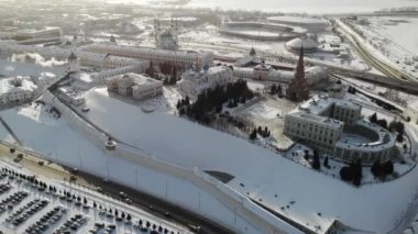 Kışın güneşli bir günde Kazan şehir merkezi Kremlin 'de. Trafik vardı. Volga nehrinin yanında.