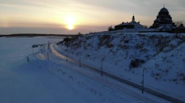 Volga nehrindeki Sviyazhsk adası. Kışın küçük bir şehir köyü. Katedral gün batımı.