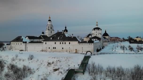 Sviyazhsk νησί στον ποταμό Βόλγα το χειμώνα Μικρό χωριό της πόλης Καθεδρικός ναός ηλιοβασίλεμα — Αρχείο Βίντεο