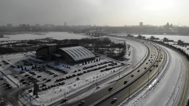 Millenniumbrug Kazan Tatarstan Rusland. Snelweg met verkeer in de winter — Stockvideo