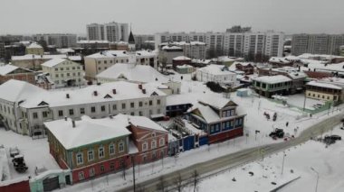 Hava Eski Tatar Bölgesi. Tataristan camii olan eski ahşap evler. Kış