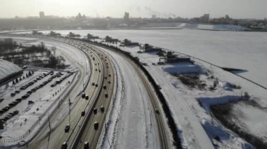 Aerial Milenyum Köprüsü Kazan Tataristan Rusya. Kışın trafiği olan otoyol