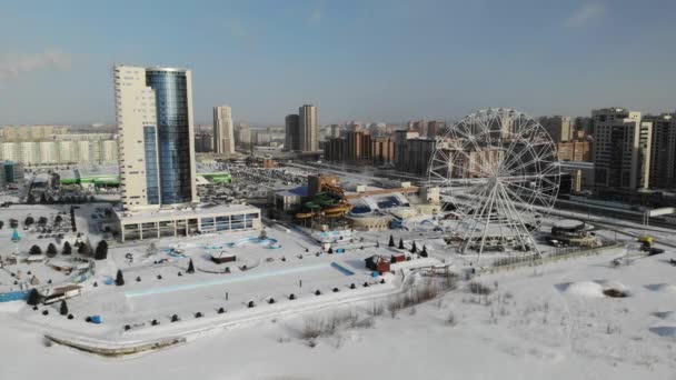 Ferris wiel in Tatarstan Kazan winter Luchtfoto. Sneeuw zonnige dag. aquapark — Stockvideo