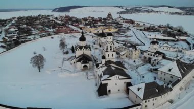 Volga nehrindeki Sviyazhsk adası. Kışın küçük bir şehir köyü. Katedral gün batımı.