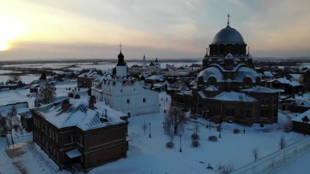 Bonito vuelo entre dos iglesias ortodoxas diferentes al atardecer. Isla de Sviyazhsk — Vídeo de stock