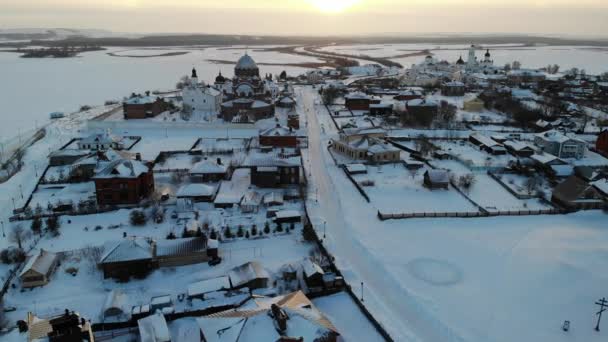 Isla de Sviyazhsk en el río Volga en invierno Pequeña ciudad pueblo Catedral puesta del sol — Vídeos de Stock