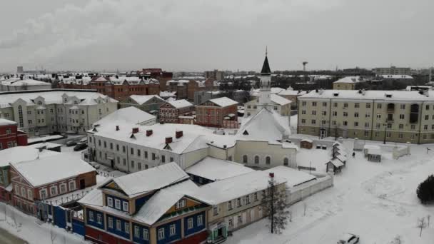 Lotnictwo Pierwszy katedralny meczet Kazań Tatarstan. Zimą. Dachy w śniegu — Wideo stockowe