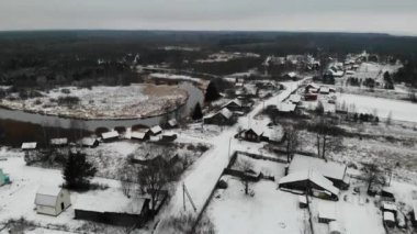 Güzel ahşap köy, küçük kasaba Rusya. Karlı kış. Çözülmüş nehir. Alanlar.