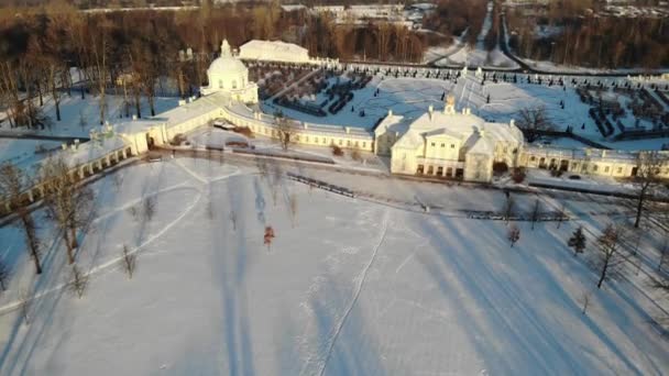Oranienbaum Lomonosov koninklijke residentie met park op zonnige besneeuwde winterdag — Stockvideo