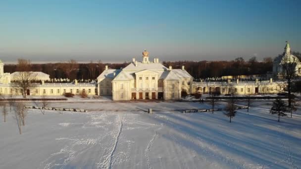 Oranienbaum Lomonosovロイヤルレジデンス公園で晴れた雪の冬の日 — ストック動画