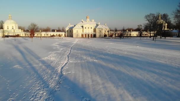 Oranienbaum Lomonosov residência real com parque no dia ensolarado de inverno nevado — Vídeo de Stock