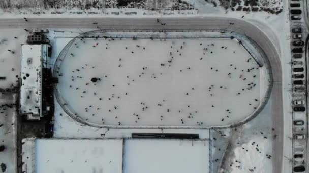 Viele Menschen laufen auf der Eisbahn auf offener Straße Schlittschuh. Schlittschuhlaufen. Weihnachtsbaum — Stockvideo