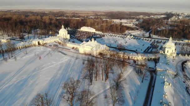 Güneşli kış gününde parkı olan Oranienbaum Lomonosov kraliyet konağı — Stok video