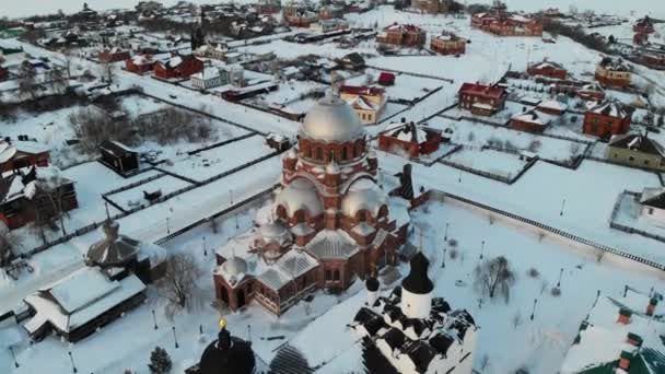 Buen vuelo dos iglesias ortodoxas diferentes al atardecer. Isla de Sviyazhsk Invierno — Vídeo de stock