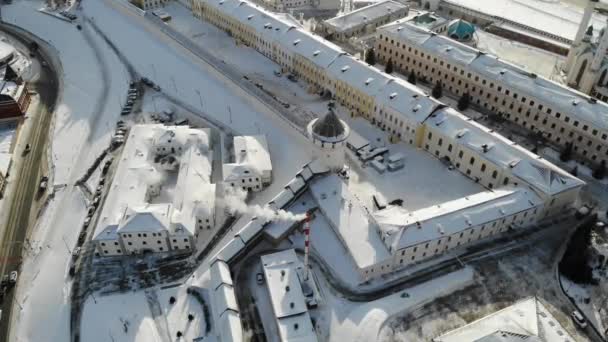 Aerea Kazan centro città Cremlino in inverno giornata di sole. In alto. tubo vapore fumo — Video Stock