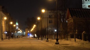 Kayuma nasyri Kazan Tataristan. Camii ve küçük evleri olan taşra caddesi. 
