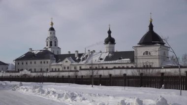 Sviyazhsk Katedrali UNESCO Manastırı ya da kilisesi. Karlı kışta beyaz duvarlar