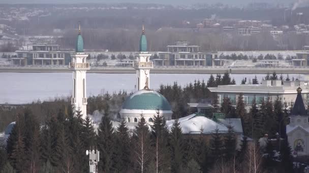 Mosquée irek Kazan Tatarstan. Fumée du tuyau. Rivière gelée à fond d'hiver — Video