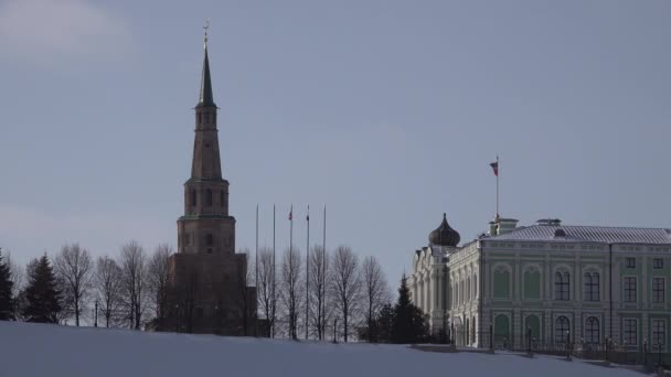 Soyembika Kulesi 'ndeki Rus bayrakları ve Kazan Kremlin Tataristan' daki cumhurbaşkanlığı sarayı — Stok video