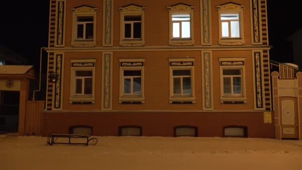 Old house in russian style Kazan city. Winter Night. Windows with light. — Stock Video