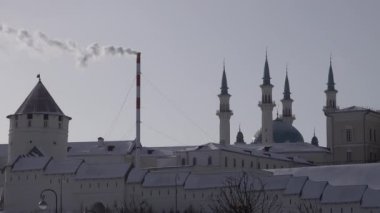 Kazan Kremlin 'in kış günü. Pipodan duman çıkıyor. Beyaz duvarlar. Kul Şerif Camii